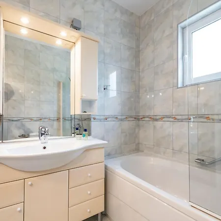 Maria's Sunshine Place Apartment *