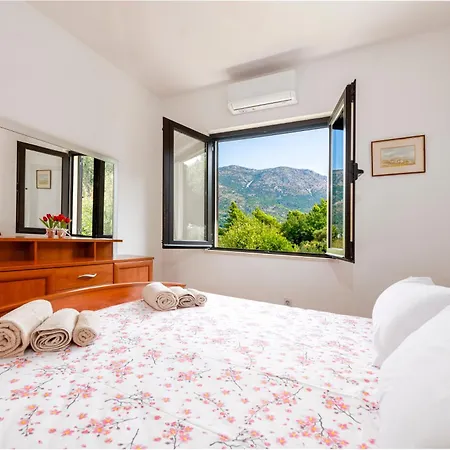 Maria's Sunshine Place *