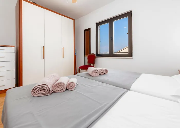 Maria's Sunshine Place *