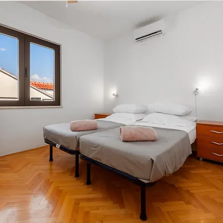 Maria's Sunshine Place קאבטאט